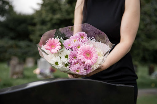 Palabras de Consuelo: Qué Escribir en la Tarjeta con Flores de Condolencia