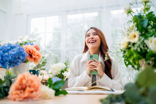 The Importance of Gifting Employees and Tips on How to Do It with Flowers!